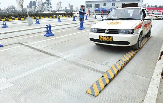 开车摸不准左右车轮位置教你一招,开车摸不清左右距离