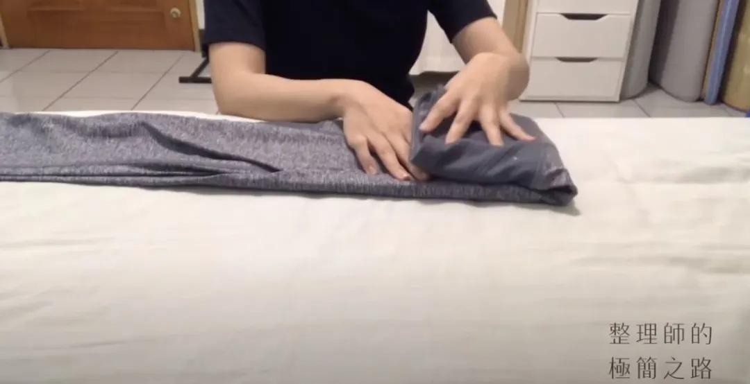 收纳师教你折衣服,折厚衣服的收纳方法