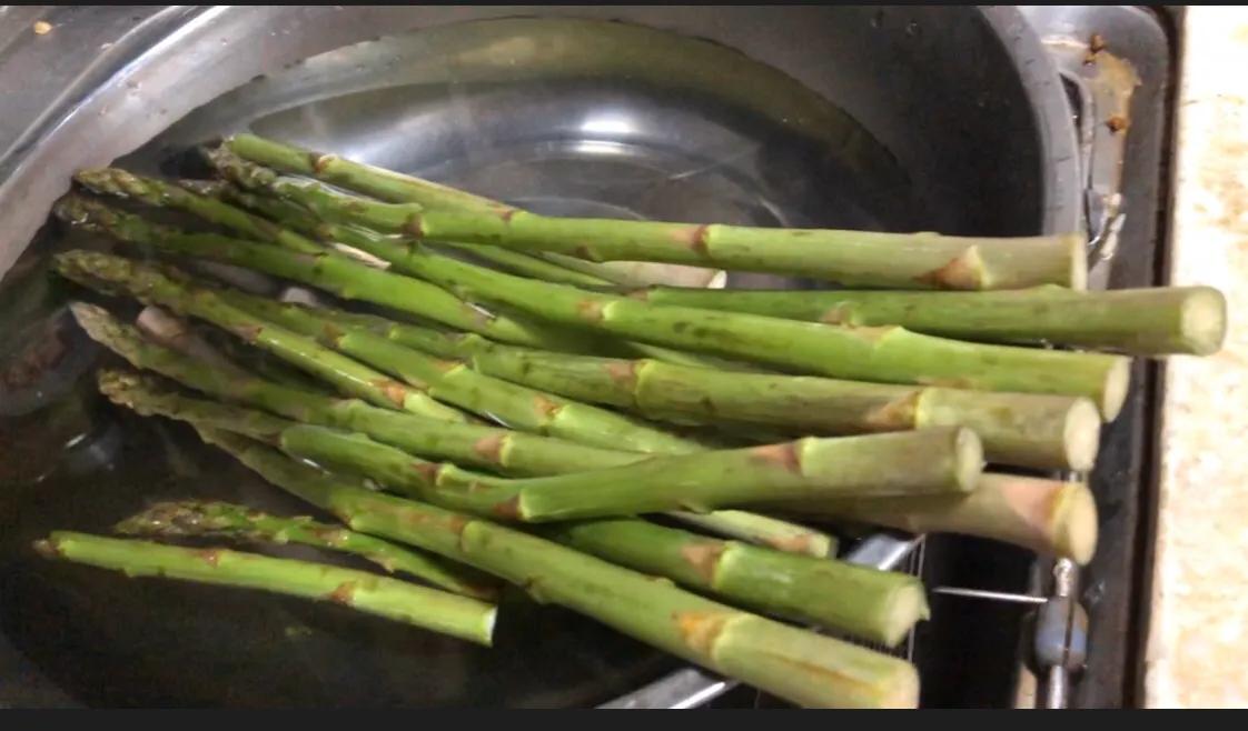 琳子阿姨家的日常菜谱五，夏日花样菜汤芦笋瘦肉汤，蔬菜中的海鲜