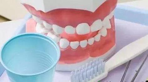 戴活动假牙的注意事项及常见问题,老人假牙最怕什么