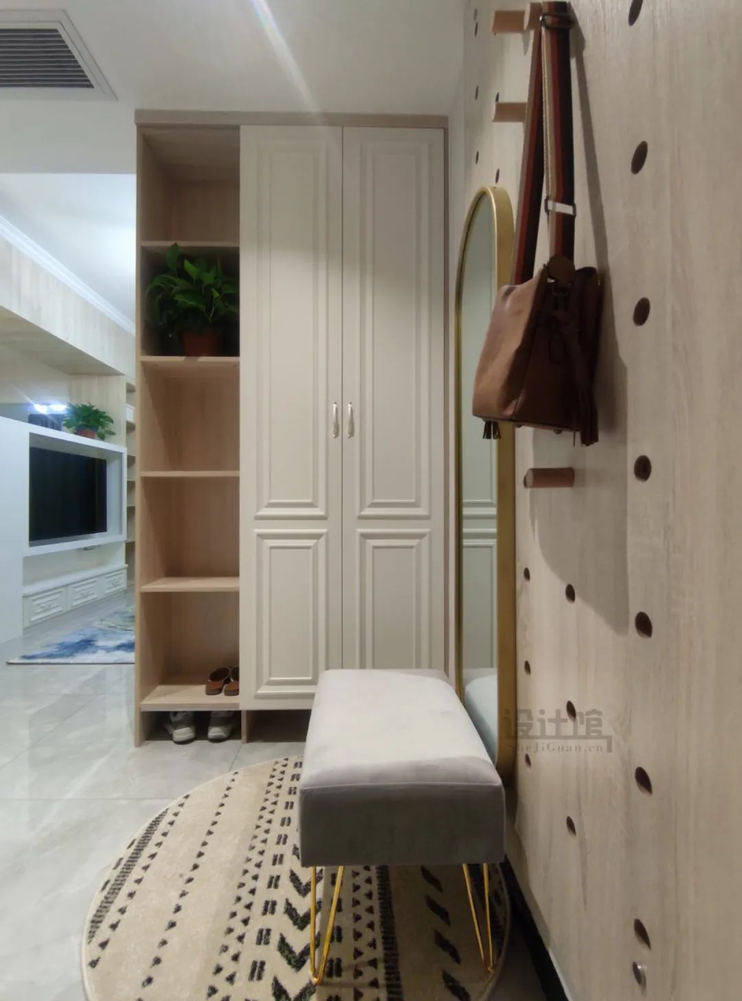 进门玄关餐柜鞋柜一体可双面摆放,玄关没做整面鞋柜如何布置