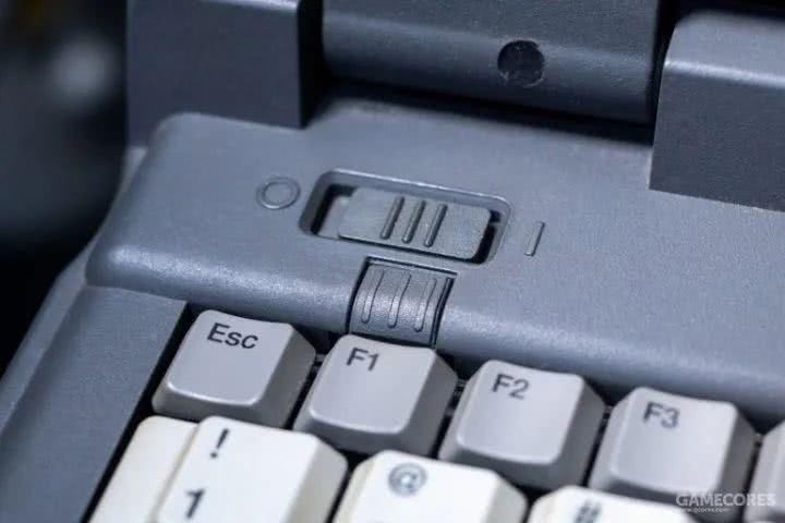 一百多块买个26年前的笔记本,我改了改,还能上网