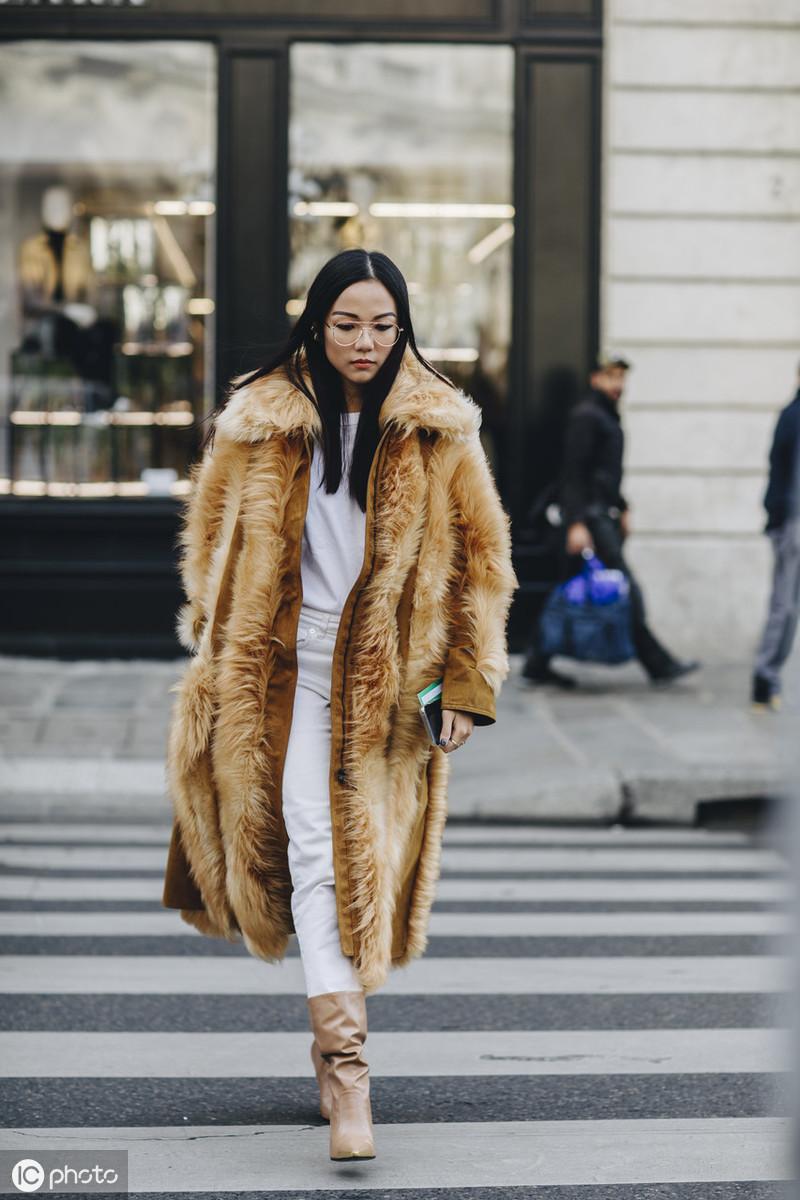 女人穿皮草的时候,女人穿皮草派克服好看吗