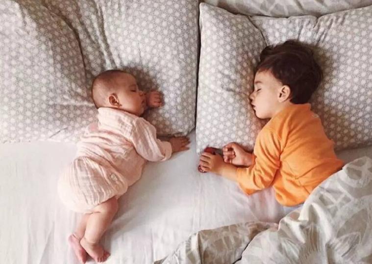 天气很冷小孩为什么还要踢被子,天气冷小孩踢被子