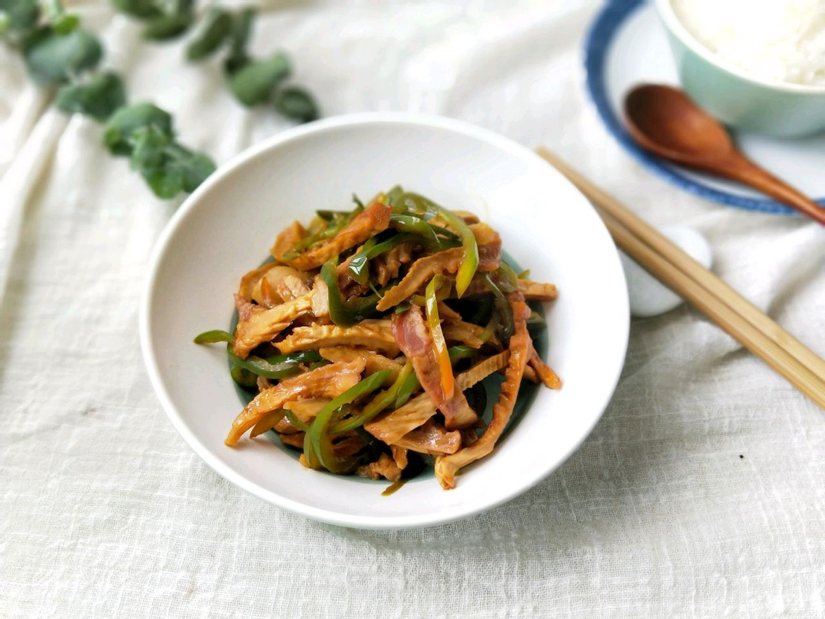 笋干简单又好吃的做法,和咸肉青椒一起炒,鲜美下饭,太好吃了