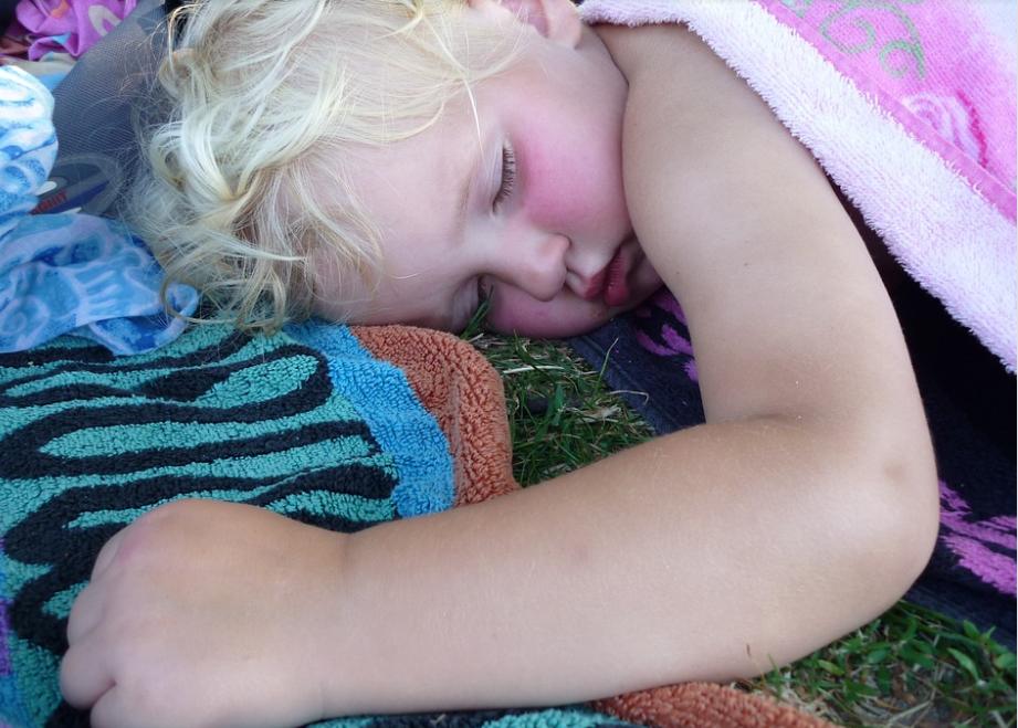 宝宝不爱睡午觉求指点,孩子不愿意午睡家长应如何引导