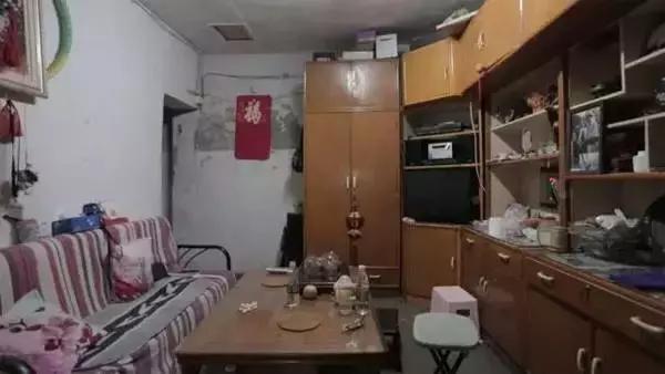夫妻生了八个孩子在北京蜗居,北京一家四口蜗居45平米
