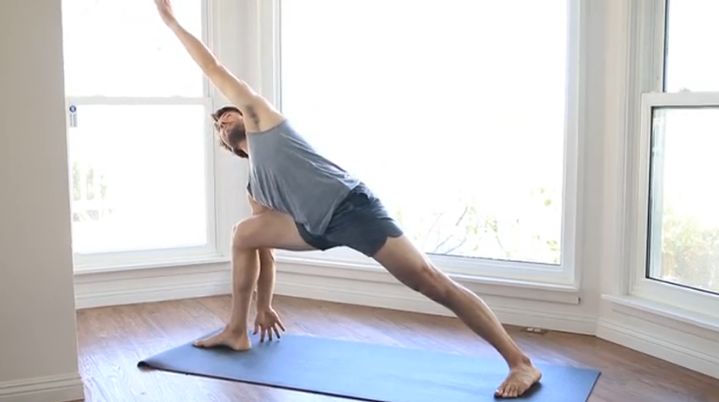 一个动作通畅腿上六条经络,双手交叉养生通经络