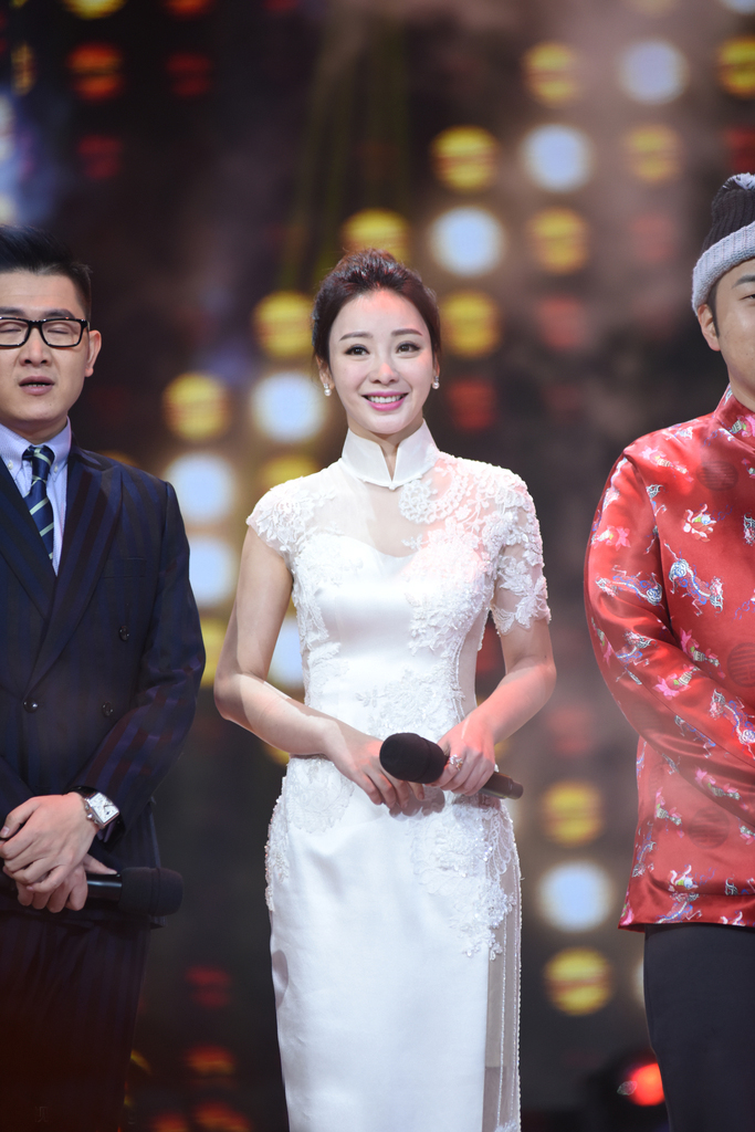 柳岩穿白色蕾丝旗袍的照片,柳岩真的很美吗