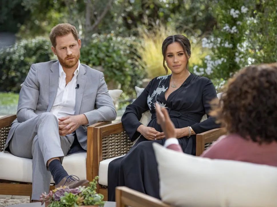 梅根和英国王室打起了媒体战,梅根含泪谈英国王室