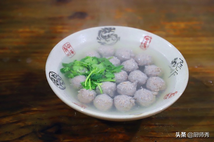 大厨做汆牛肉丸子怎么调馅,汆牛肉丸子的做法厨师