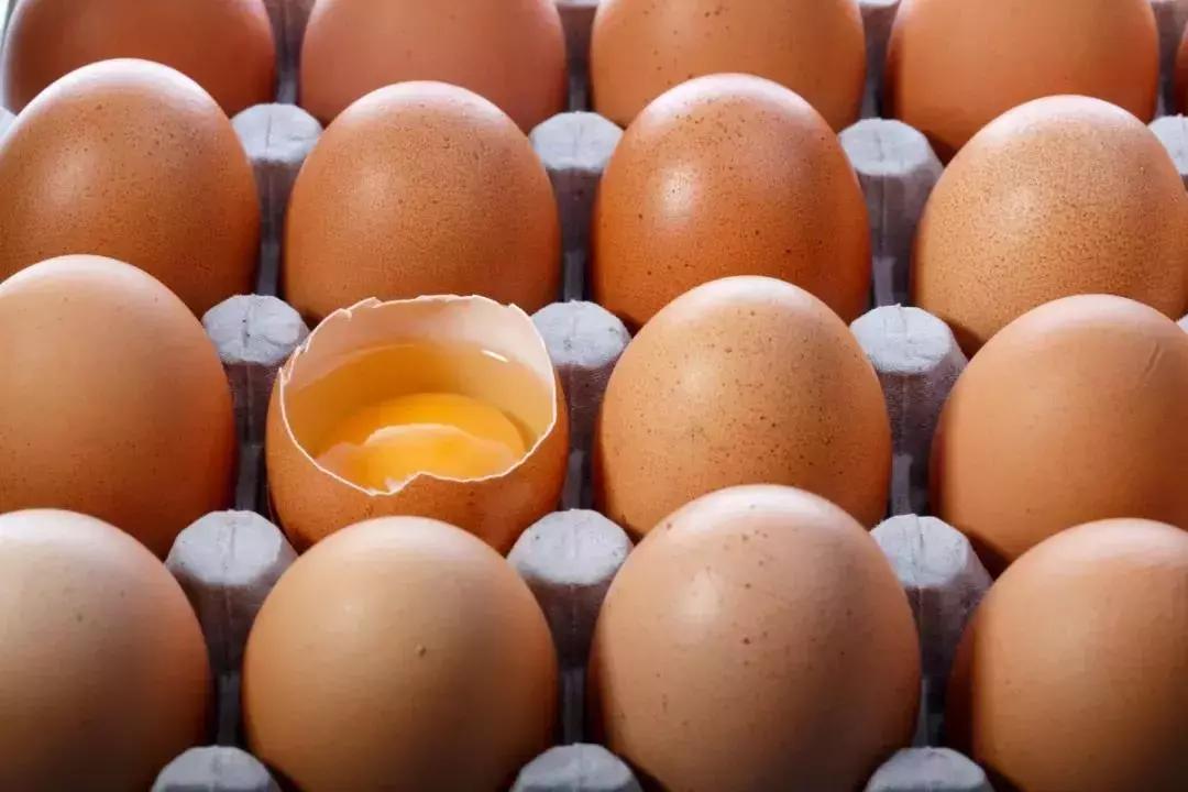 宝宝吃鸡蛋被噎住,婴儿吃蛋抢救过来不正常