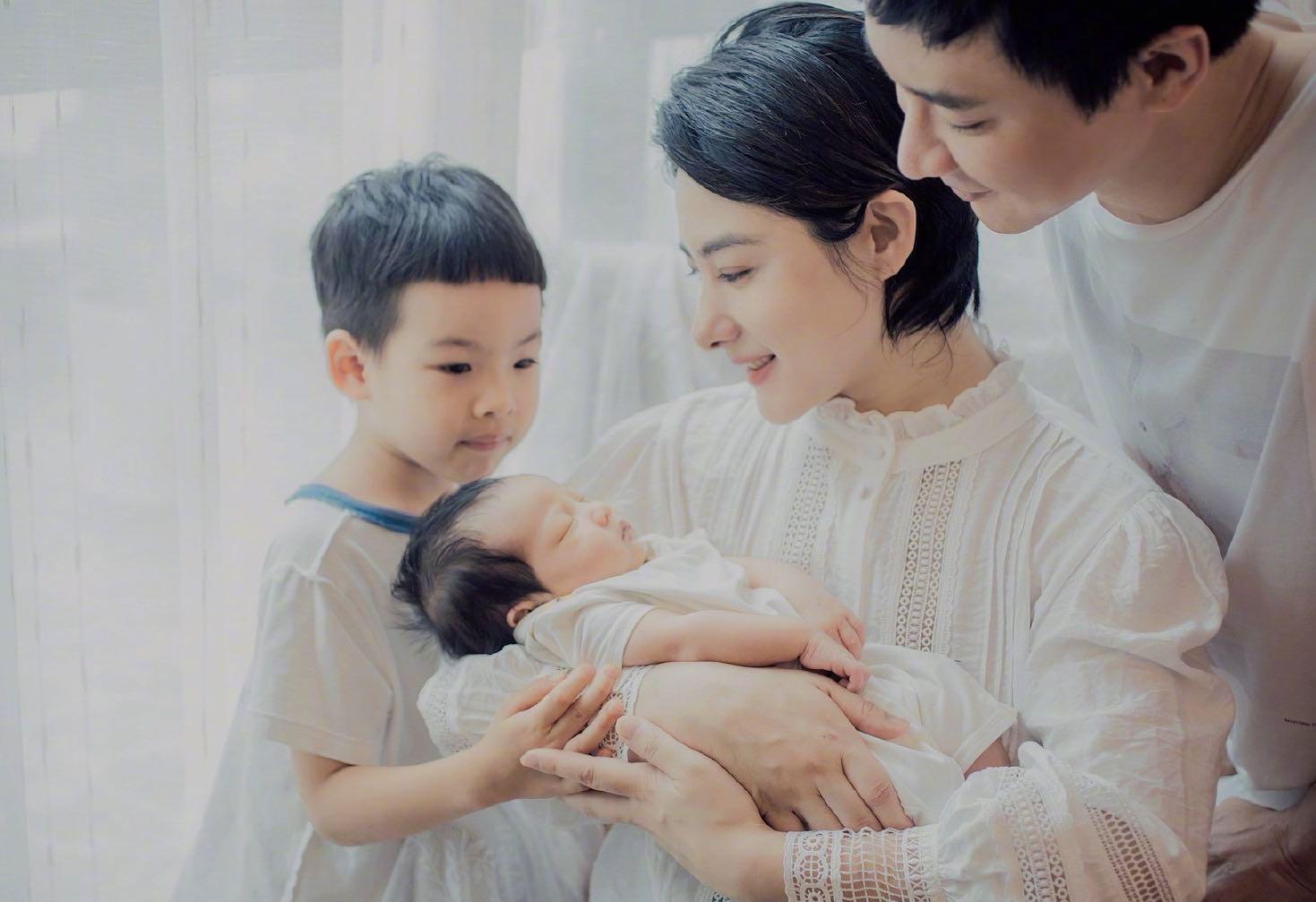 刘璇大秀一字马为运动员加油助威,刘璇回应孕期倒立