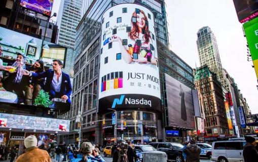 这把小黑伞3折卖89元一把，却有施华洛世奇水晶伞扣，太嚣张了吧