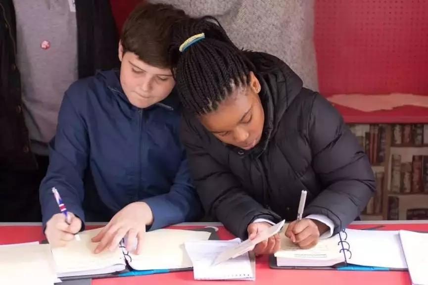 英国「怪物商店」，吸血鬼光顾了200年，人类进入后果自负