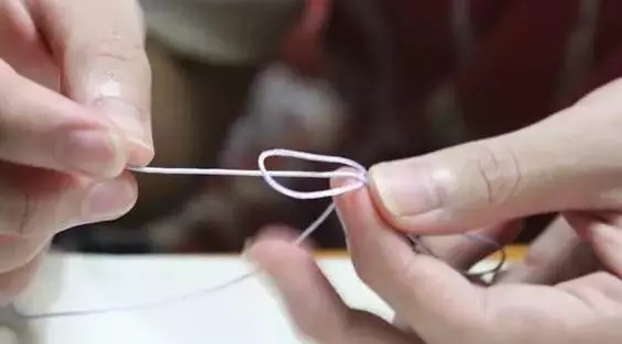 橄榄核雕手串如何打流苏视频,菩提手串有流苏和跑轮该怎么盘呀