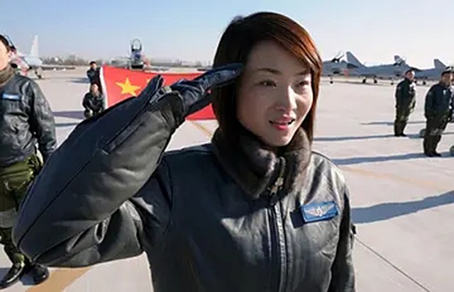 金孔雀余旭的最后一程:36万群众手捧菊花送别,墓前4架飞机模型