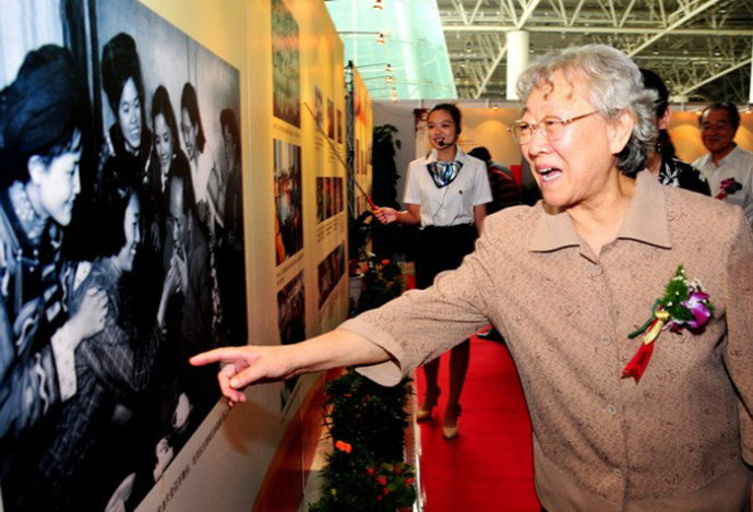 上世纪50年代,给毛主席点烟的女知青,如今怎么样了?