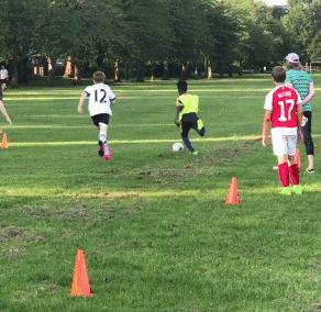 大屌哥的儿子小小年纪就已经练成了肌肉男，真是虎父无犬子