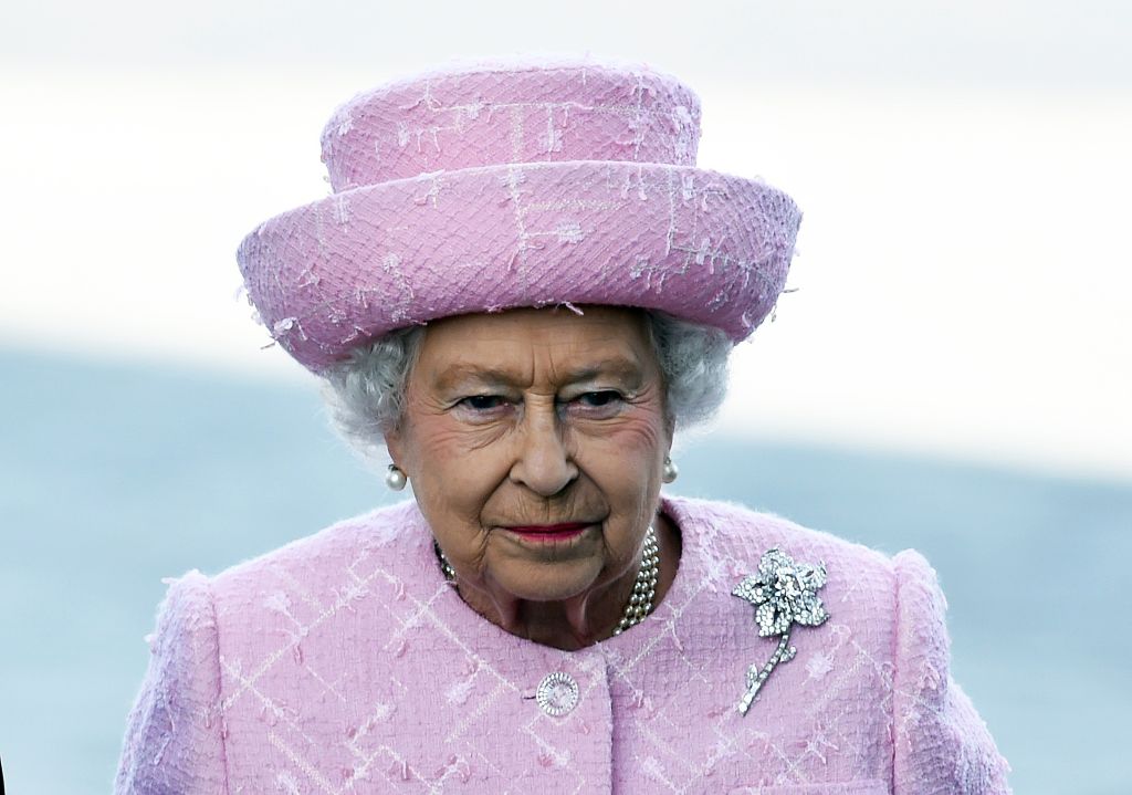 粉红美钻送公主，成全莉莉贝特少女心，女王的这枚花型胸针不简单