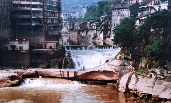 重庆大山里的荒废大楼,重庆废弃建筑群