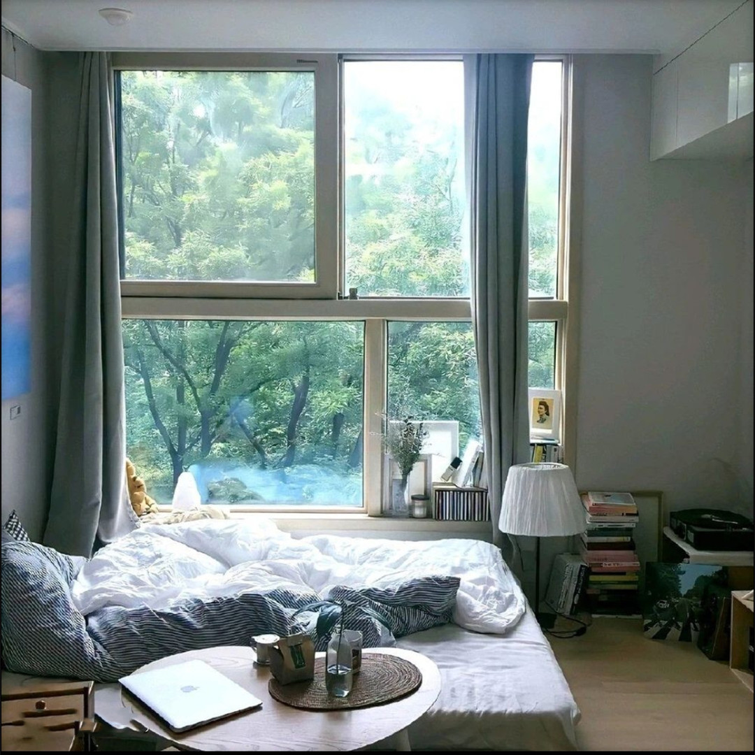 卧室床靠窗设计,卧室空间小还是开窗睡觉比较好
