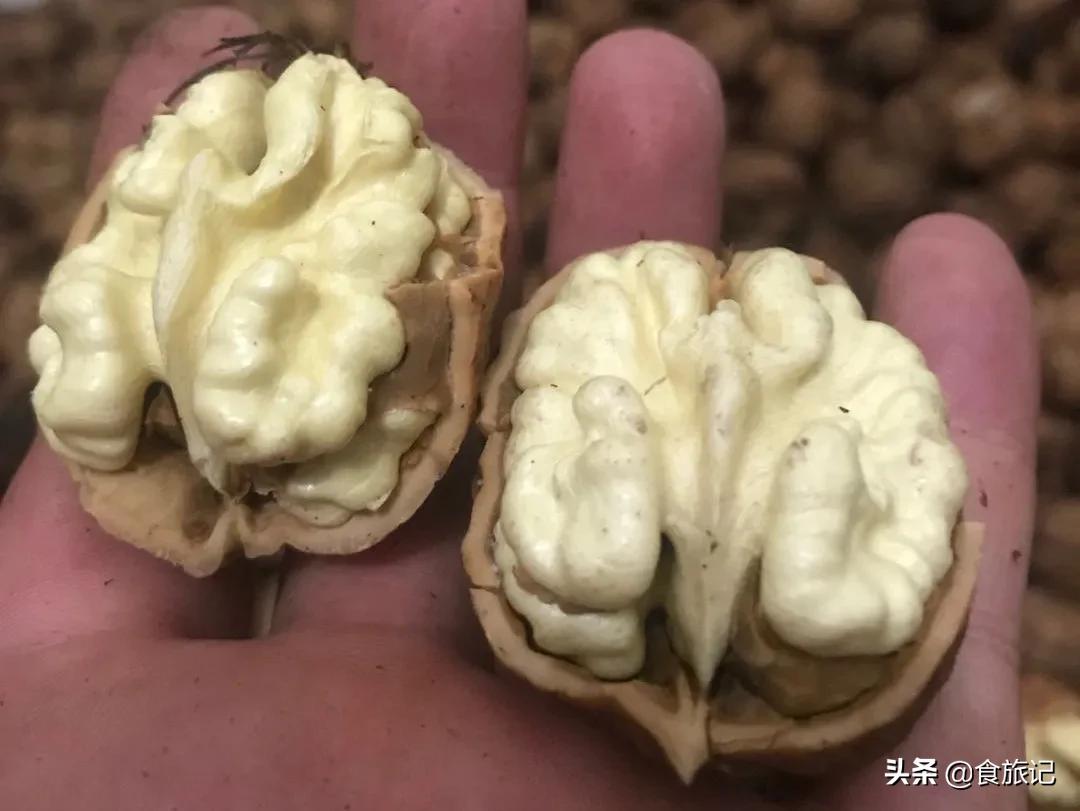 大凉山自然成熟的绿皮核桃,大凉山去青皮鲜核桃果肉饱满