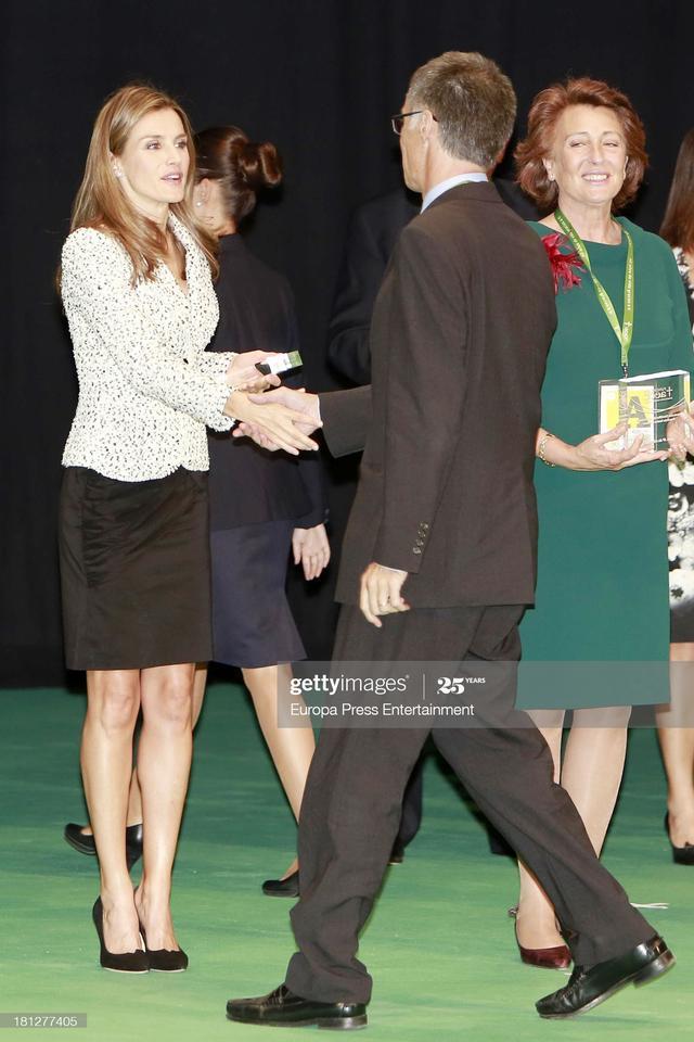 蕾蒂齐亚王后最新穿搭,45岁莱蒂齐亚王后穿衣搭配