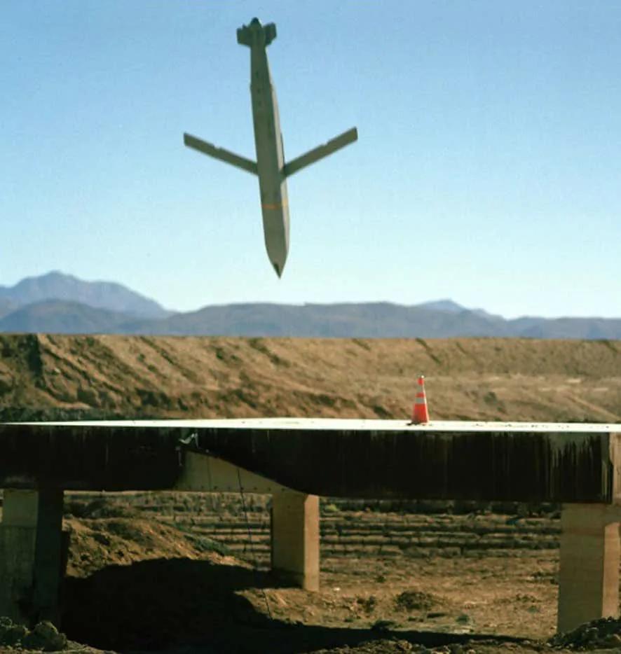 精准炸弹炸毁战机视频,精确制导炸弹精确击中目标全过程