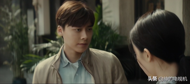 李易峰金晨谈隐秘而伟大导演合影,隐秘而伟大李易峰在墙上壁咚金晨