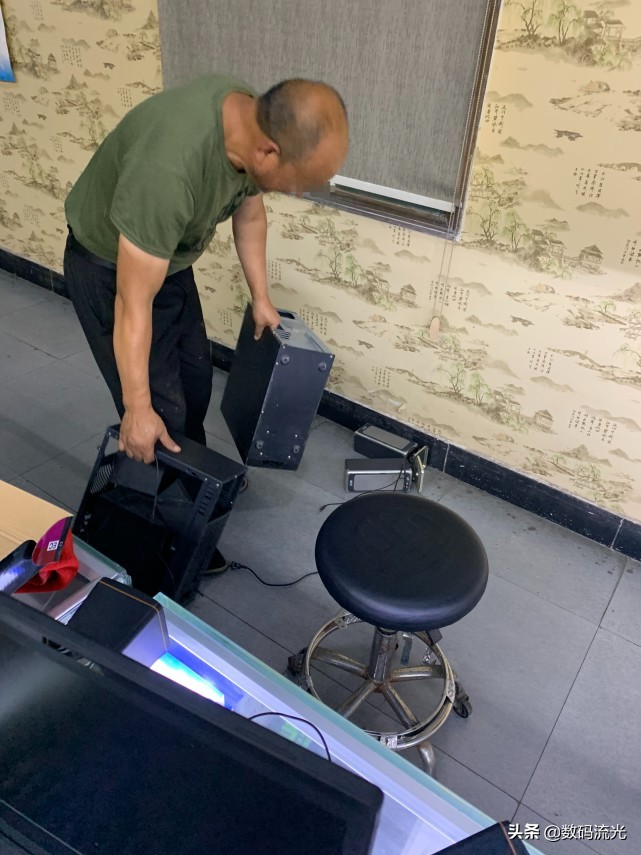 大爷真刁钻，用两台无“内脏”电脑换我一部手机电脑，能答应吗？