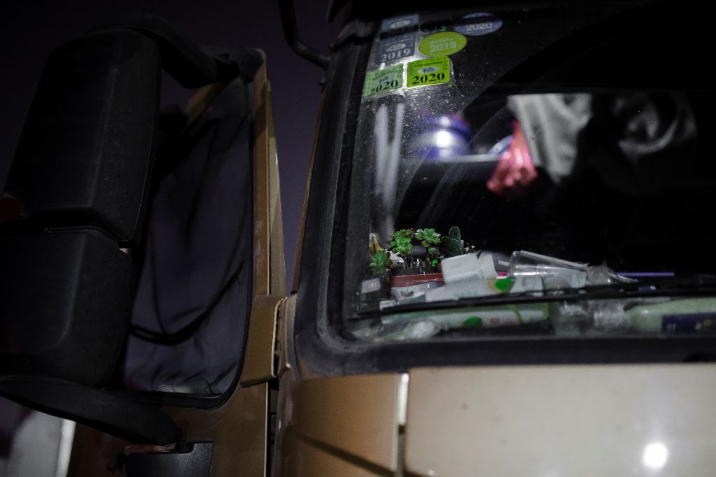 1000万被挤上卡车的女人