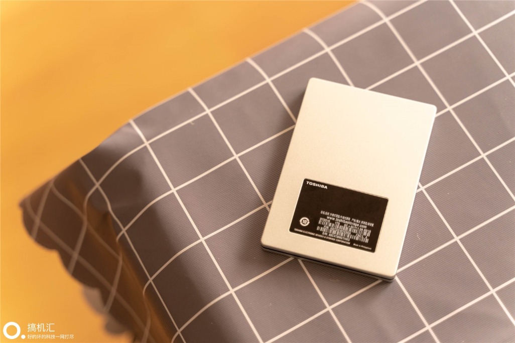 东芝移动硬盘slim和新小黑哪个好,东芝slim移动硬盘