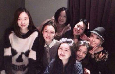 曾穿搭两千万起步的吴佩慈，现参加闺蜜儿子抓周派对，无钻戒包包