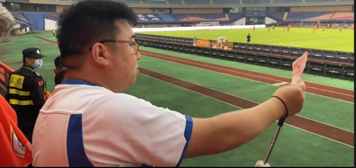 闹大了！鲁能上诉足协！球迷拿百元大钞讽刺裁判收钱帮国安