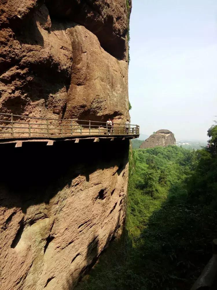 一个让人流连忘返的地方，山清水秀，只需要坐在河边发呆就行。