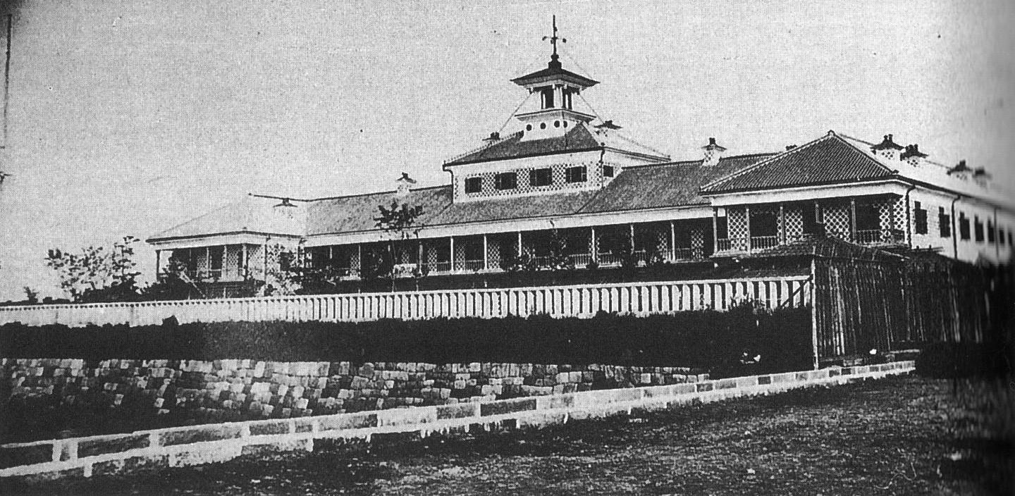 日军帽子上为什么会有一层网,日军帽子为什么有两个帘