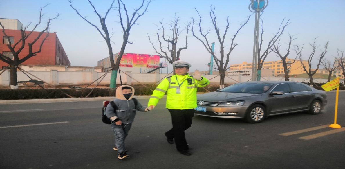 交警护学岗筑起防护墙--记白水交警李永奇事迹