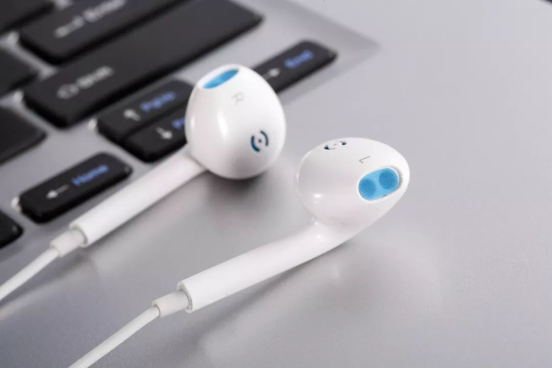 精神压力大可致“暴聋”，保护听力莫长时间用耳机