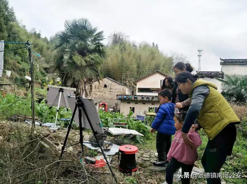 景德镇这个村里，来了一群背画夹的人