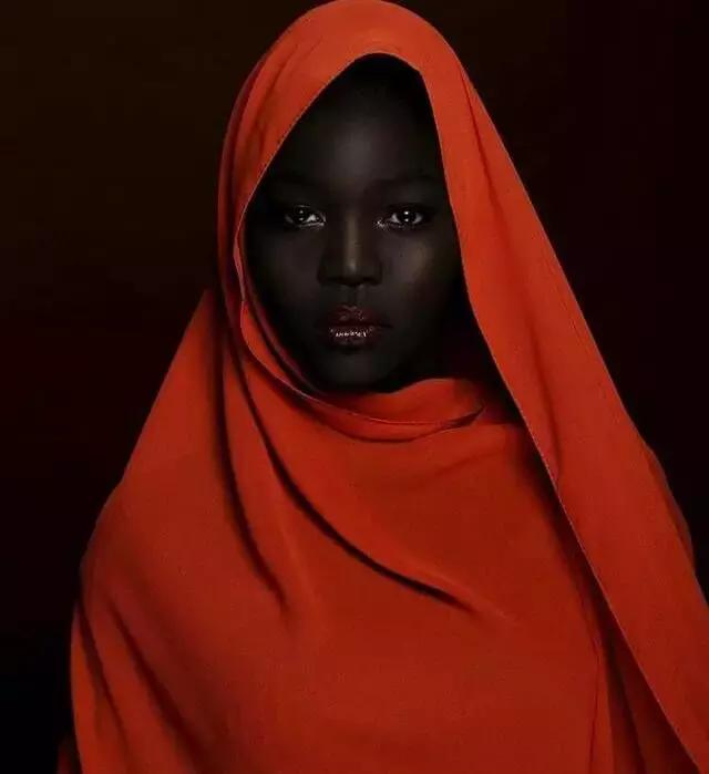 世界上最黑的模特图片,世界最黑的黑模特