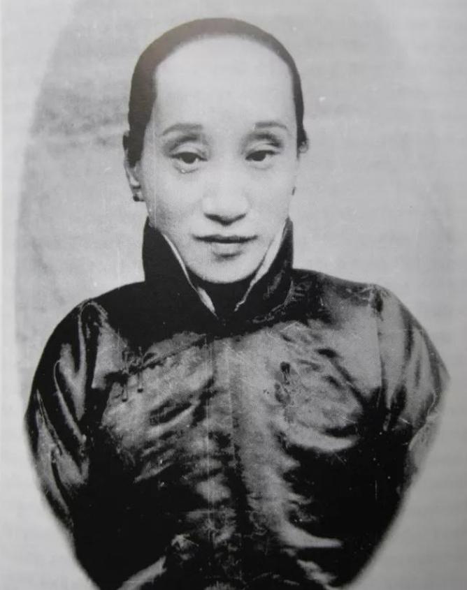 郭沫若嘲讽鲁迅“衣冠*兽禽**”，鲁迅五个字回应郭沫若，形象又贴切