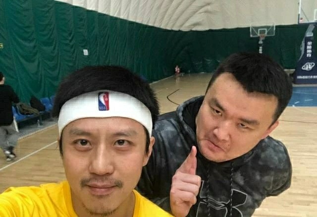 网友偶遇鹿晗邓超撒贝宁打篮球,网友偶遇鹿晗关晓彤打羽毛球