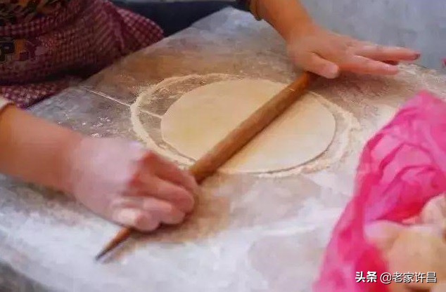 河南的美食馒头蘸酱豆,烙馍卷酱豆图片