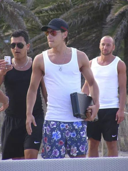 中国人为什么喜欢夹包,老外学中国人夹包