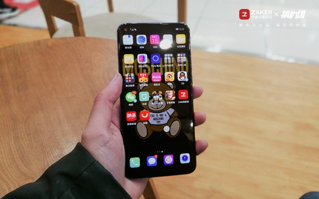 挖孔屏好用吗，相机自带8倍镜，能玩英雄联盟：荣耀V20体验