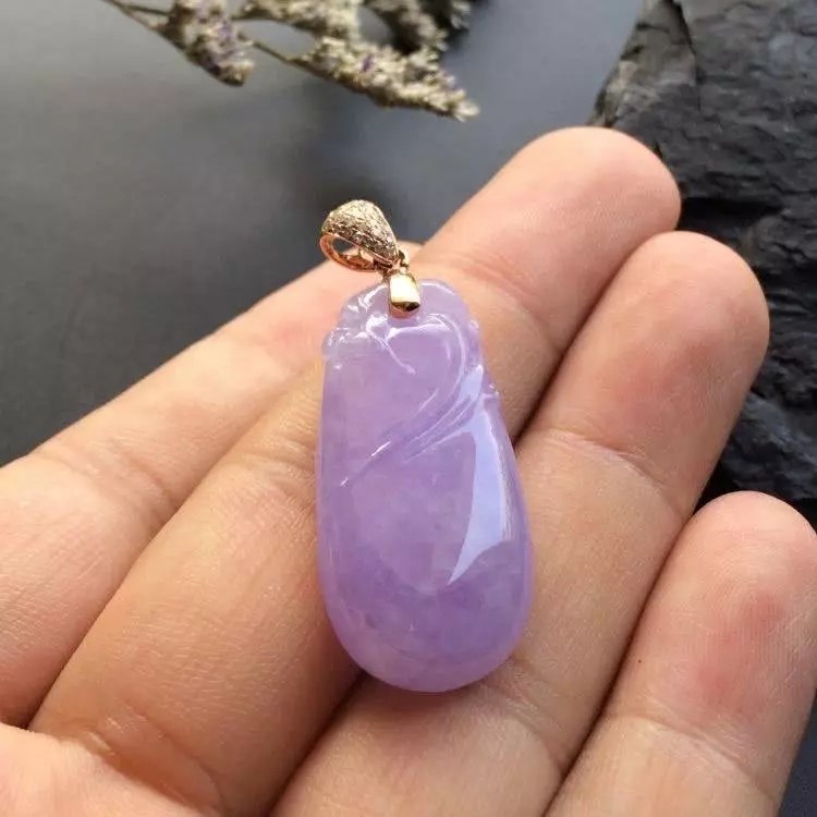 男子不小心摔坏翡翠,男子捡到一块翡翠原石出价15万