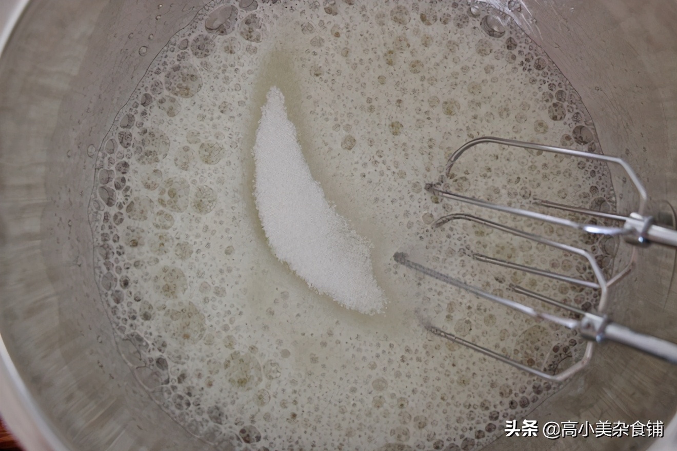 戚风蛋糕胚做奶油蛋糕的视频,水果奶油蛋糕的蛋糕胚