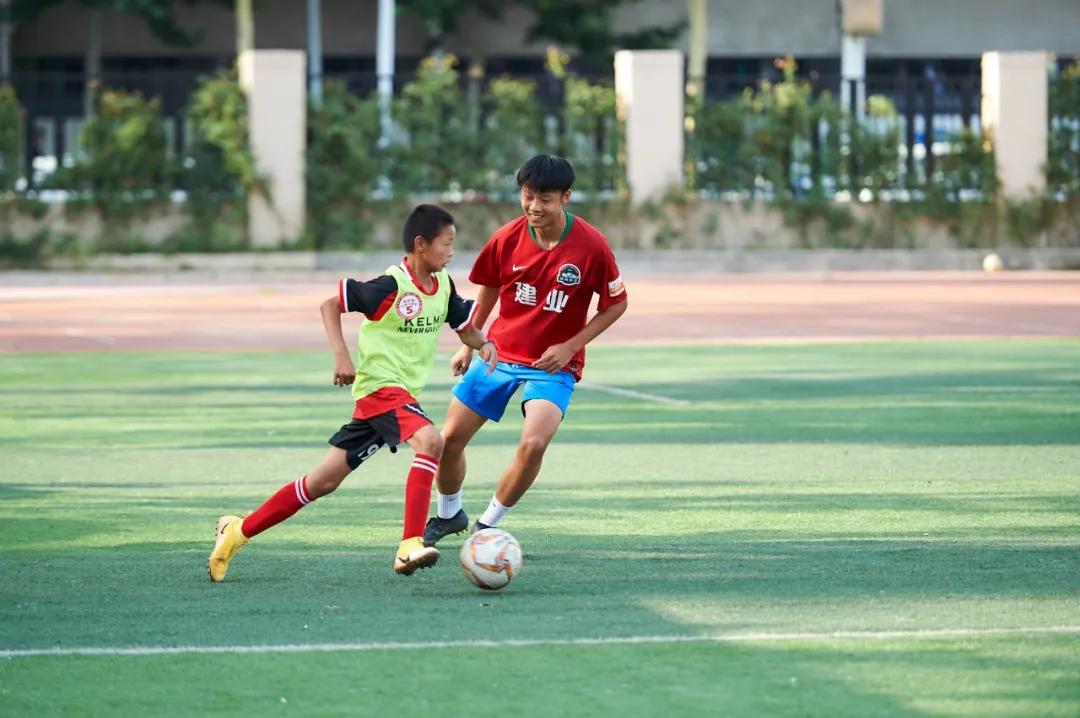 小小的足球装着美好的童年和梦想,小小足球承载着孩子的欢乐与梦想