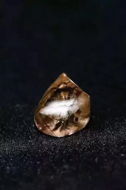 钻石的原石原来长这样,钻石的原石是特别的轻又硬